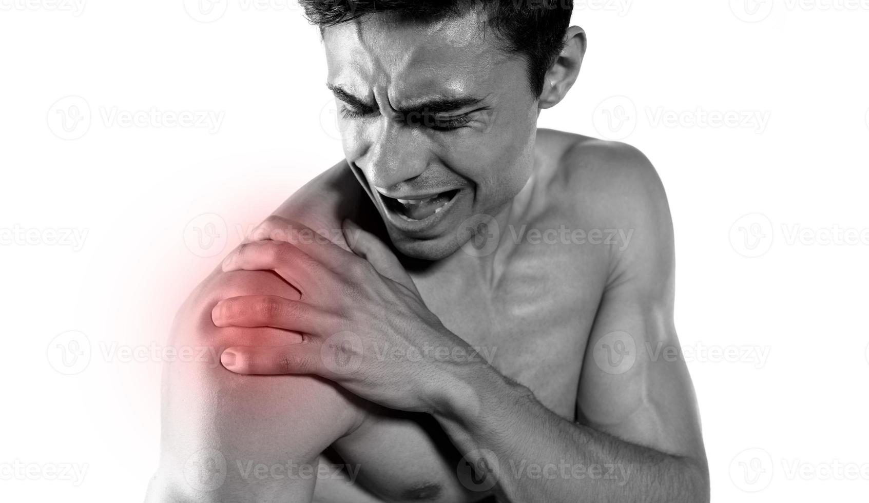 foto en blanco y negro de un hombre que siente dolor en el hombro