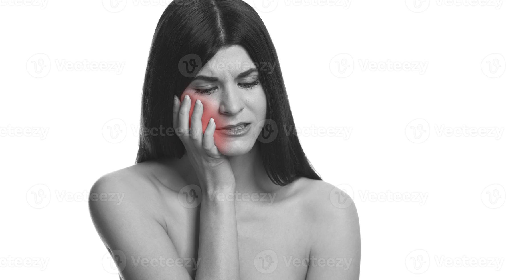 foto en blanco y negro de una mujer con dolor de muelas. el dolor de muelas se aclara con rojo.