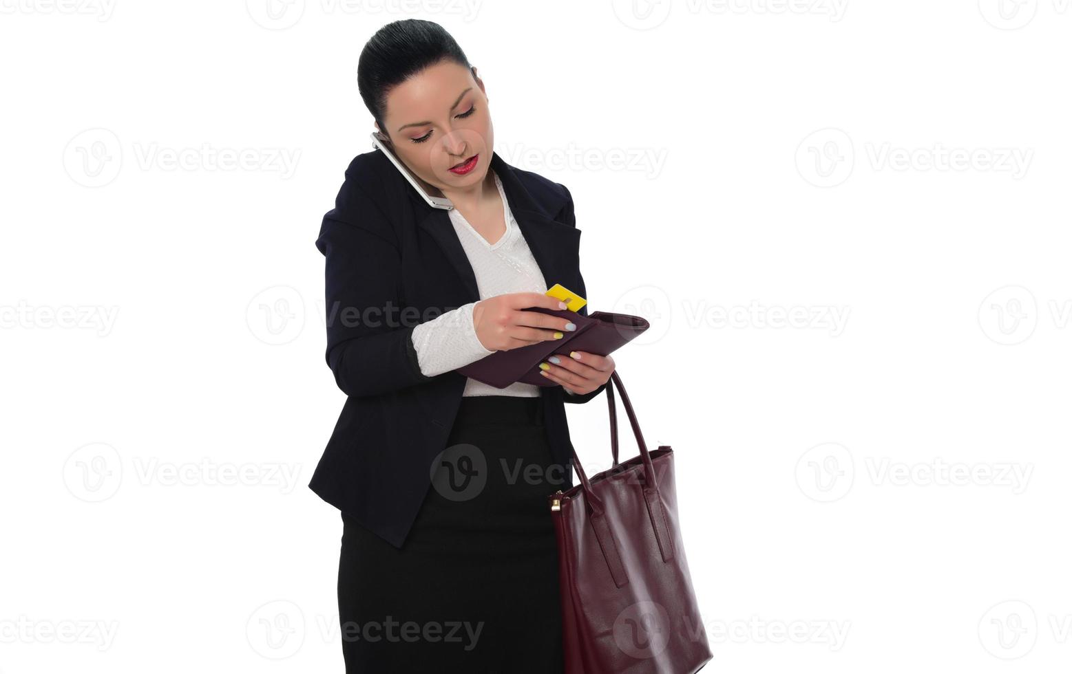 retrato de una joven mujer de negocios sonriente hablando por teléfono móvil y mirando hacia otro lado en el espacio de copia aislado sobre fondo blanco foto