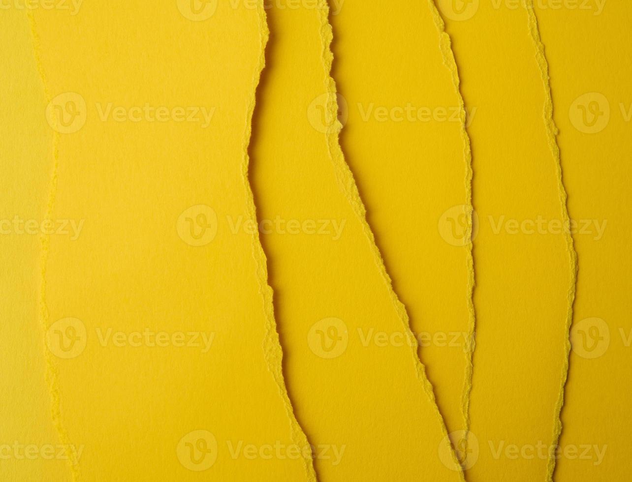 fondo de papel rasgado amarillo en capas con una sombra foto