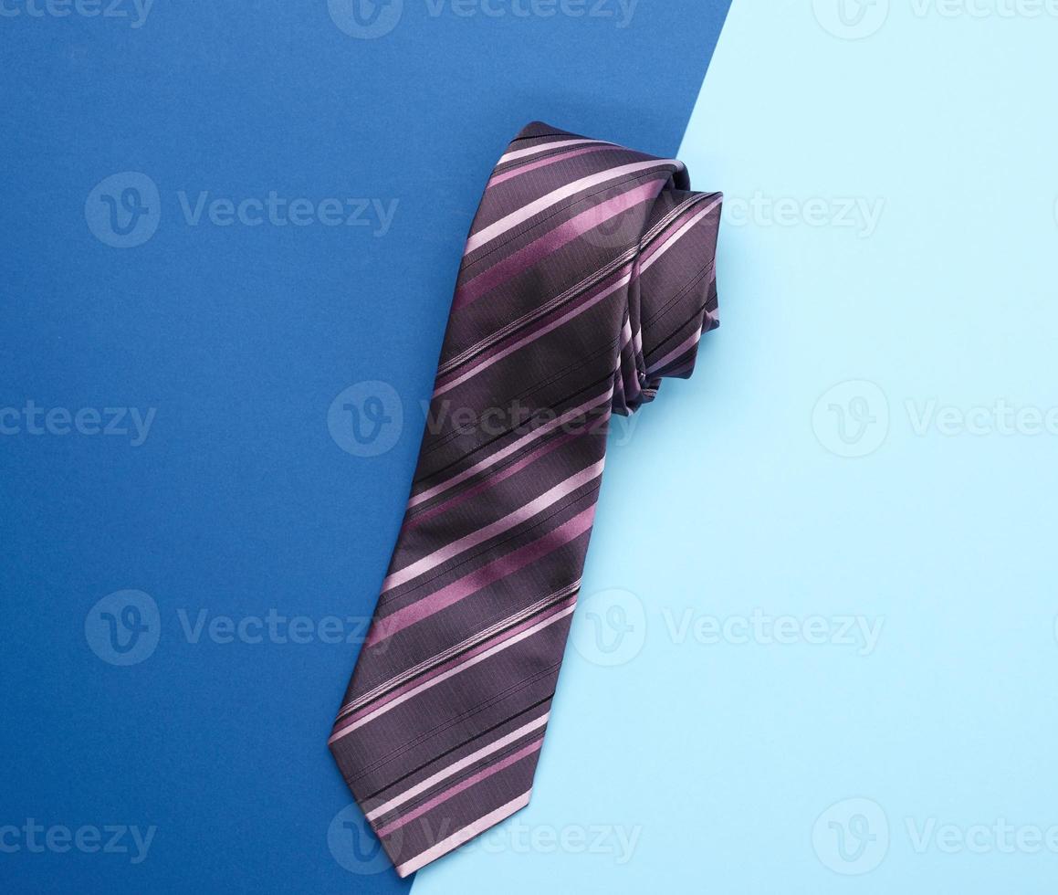 corbata de seda azul sobre fondo azul, foto