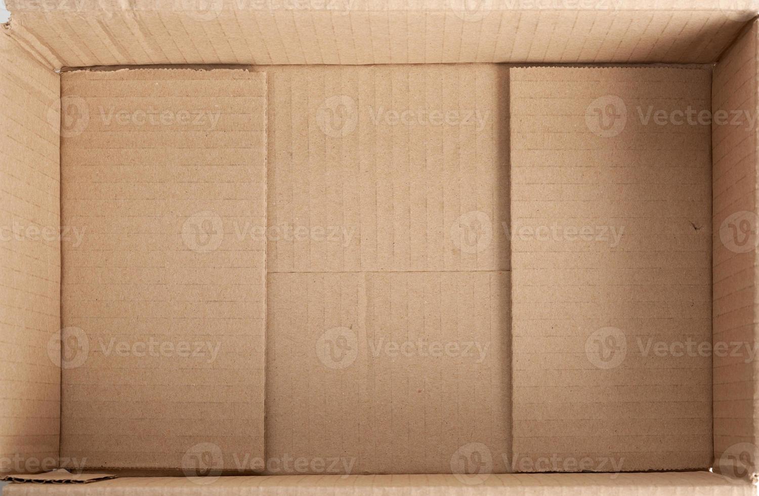 caja marrón de cartón abierta vacía, fondo foto