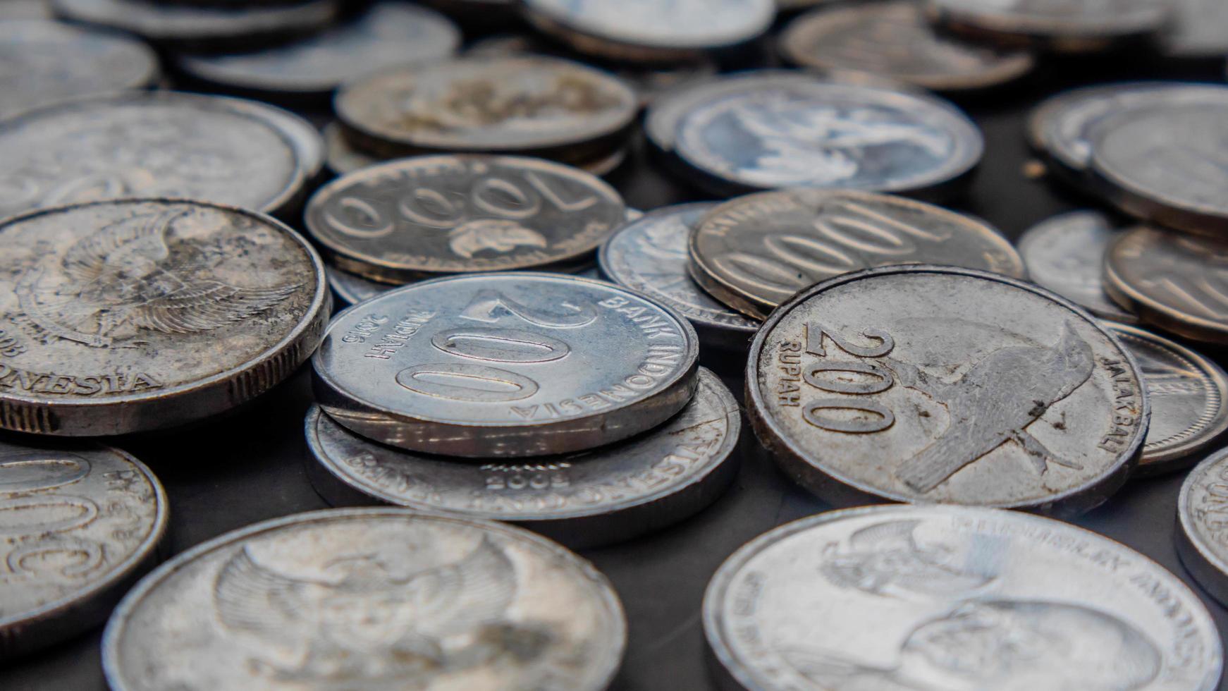 pila de monedas de rupias como fondo foto