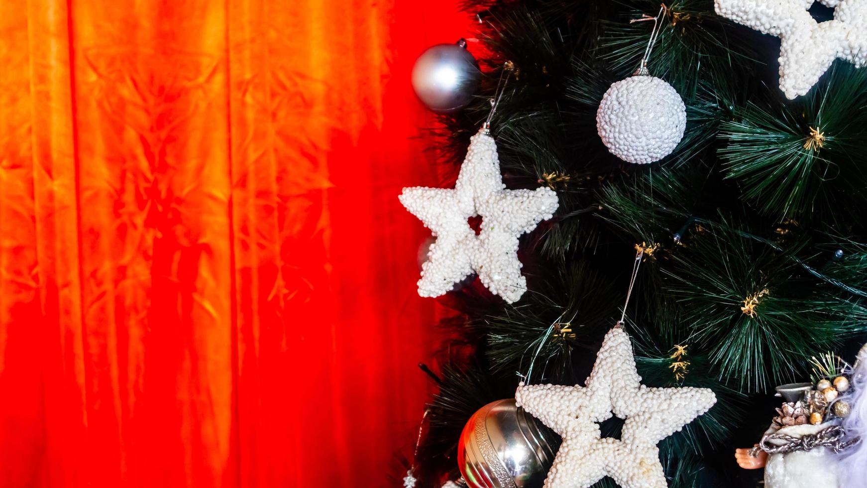 hermoso árbol de navidad con diferentes perchas foto