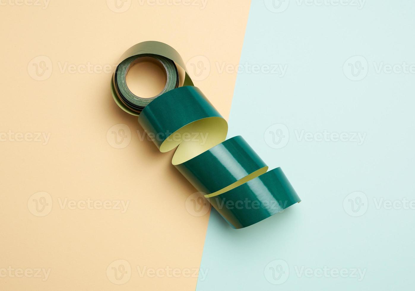 rollo de cinta adhesiva de papel enrollado sobre fondo de color foto