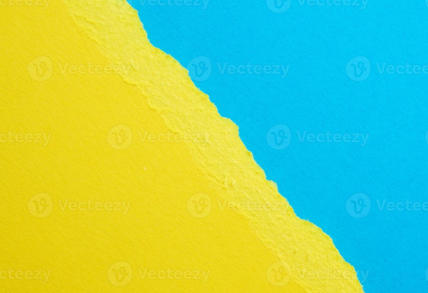 fondo abstracto con bordes rasgados de papel amarillo, fondo azul foto