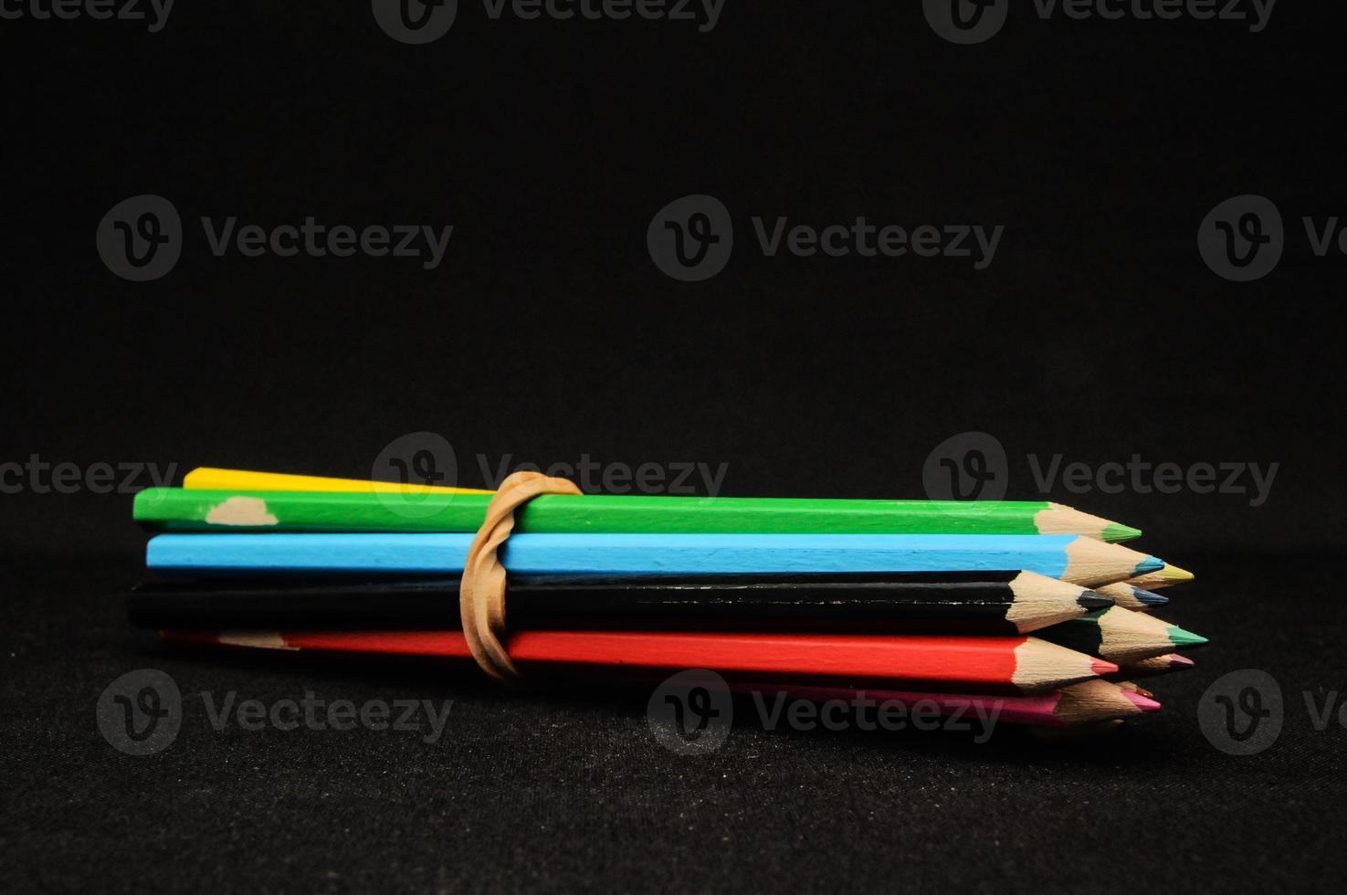 lápices de colores en una fila foto