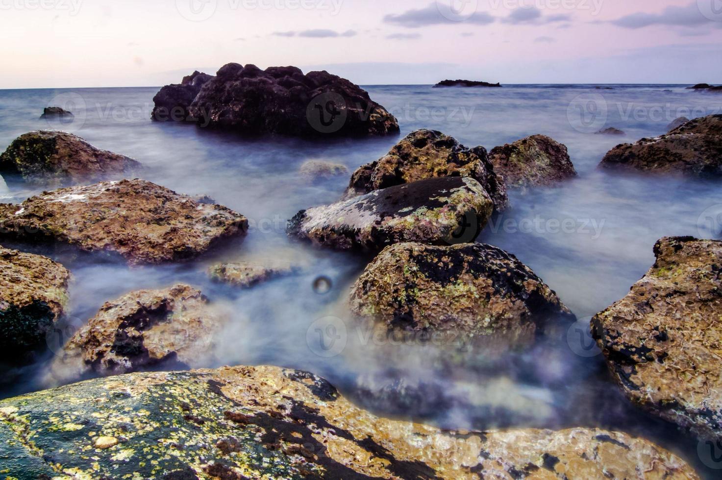 rocas junto al mar foto