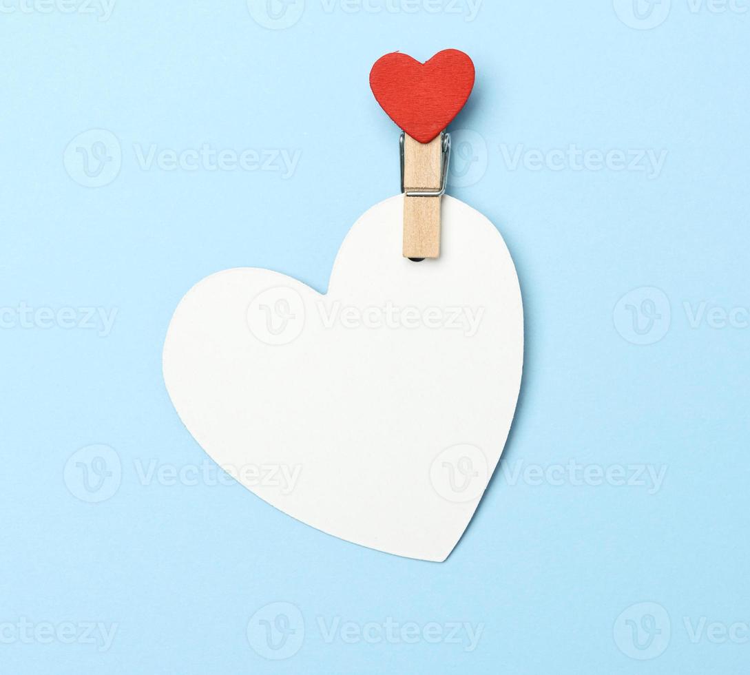 corazón de papel blanco clavado en una pinza de madera foto