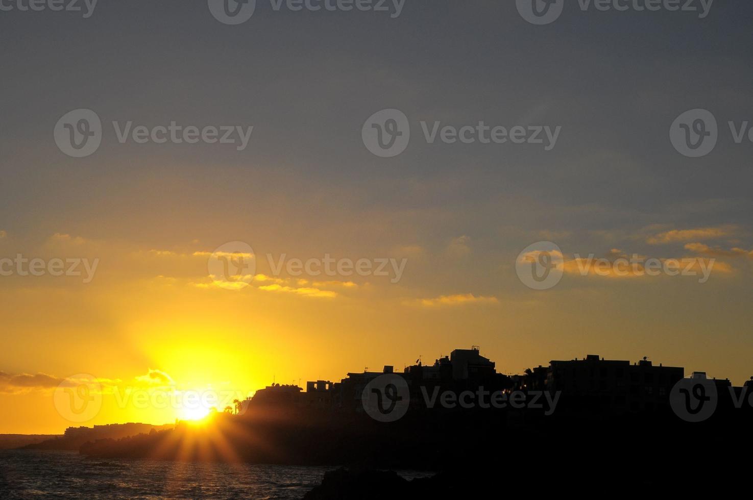 puesta de sol sobre el océano atlántico foto