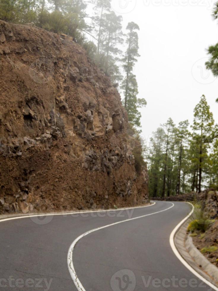 camino a una montaña foto