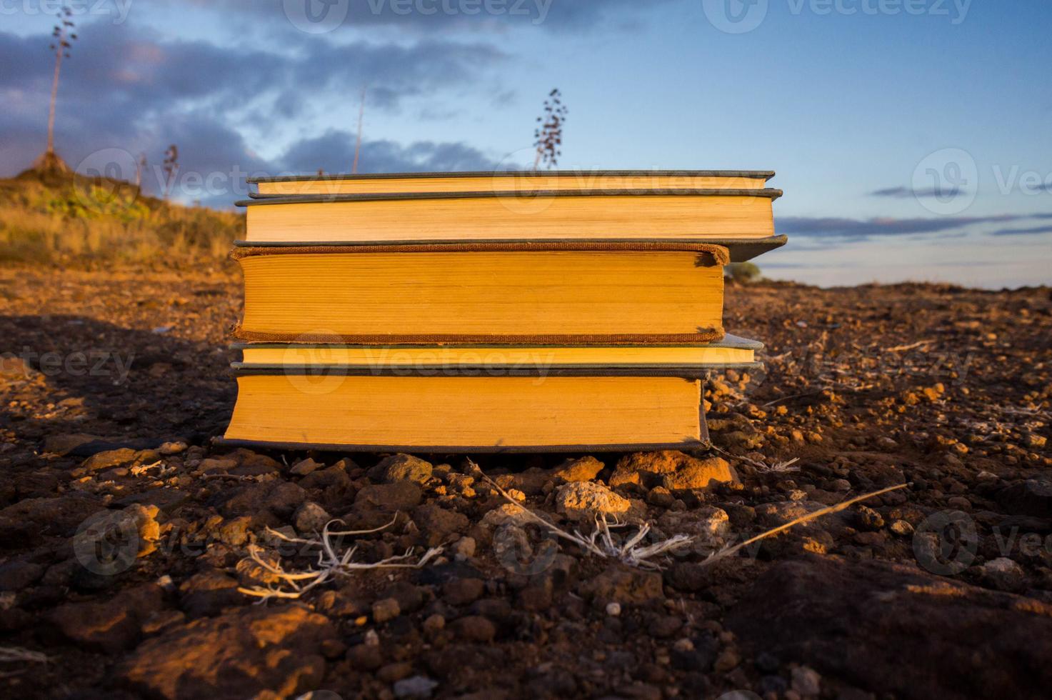 libros apilados en el suelo foto