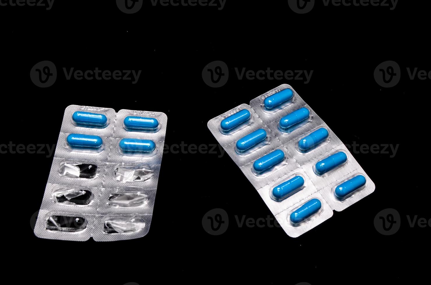 pastillas azules sobre fondo negro foto