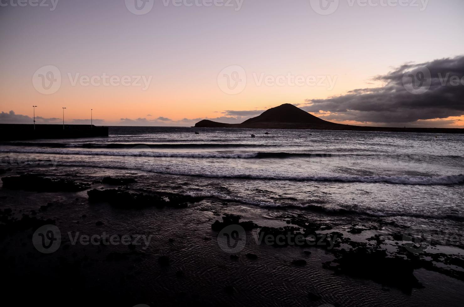 vista al mar sobre la puesta de sol foto