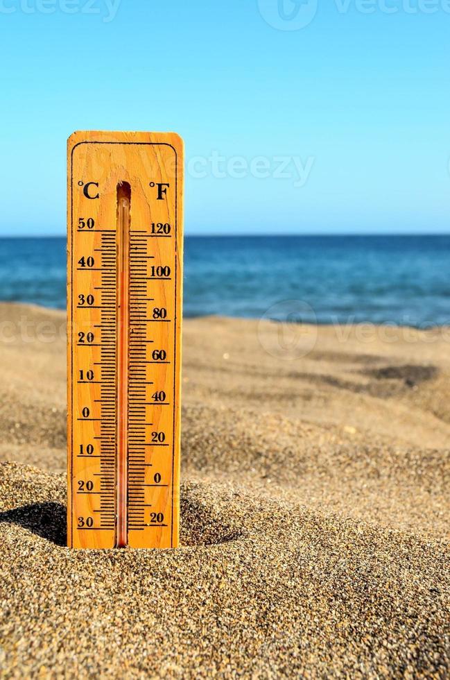 termómetro en la playa foto