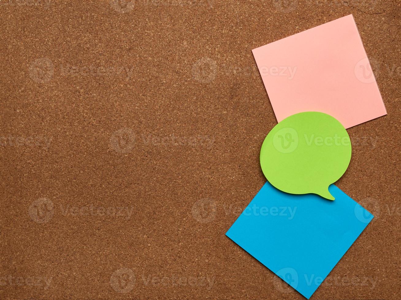 pegatinas de papel de colores pegadas en tablero marrón, idea y multitarea foto
