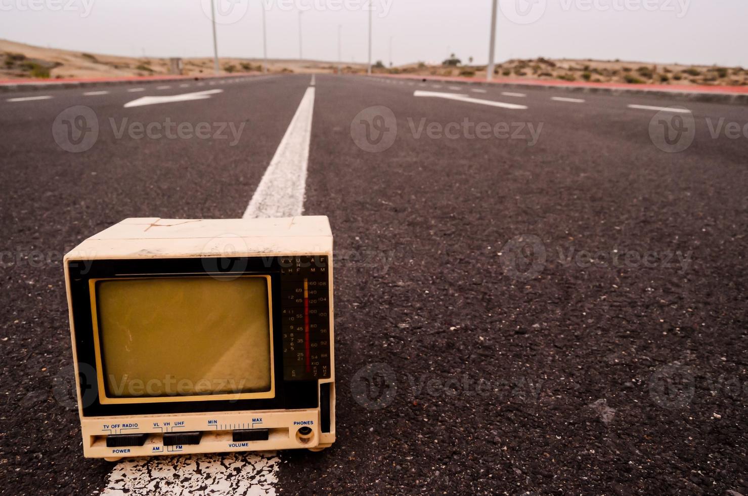 televisor antiguo en el camino foto