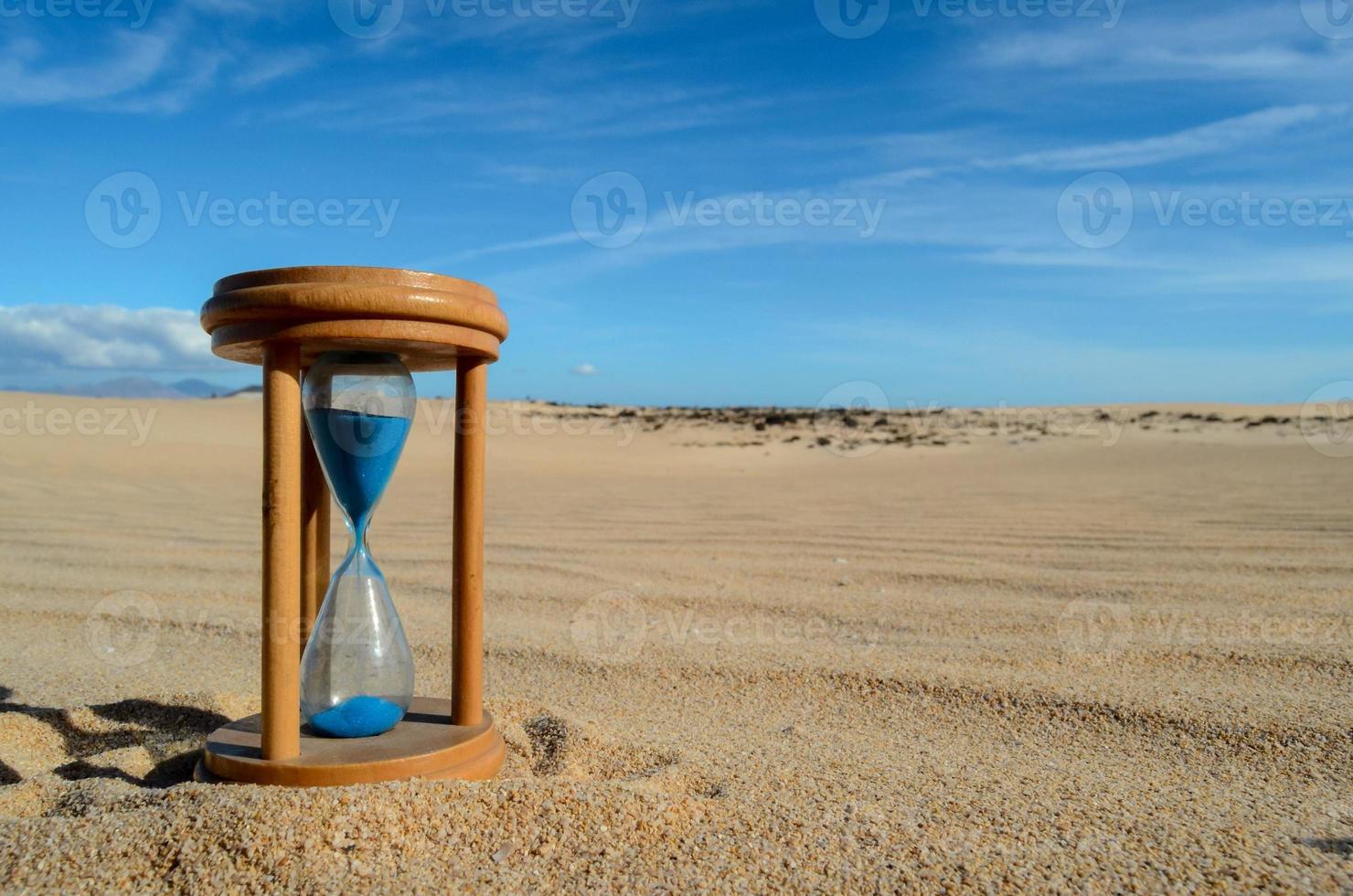 reloj de arena en la playa foto