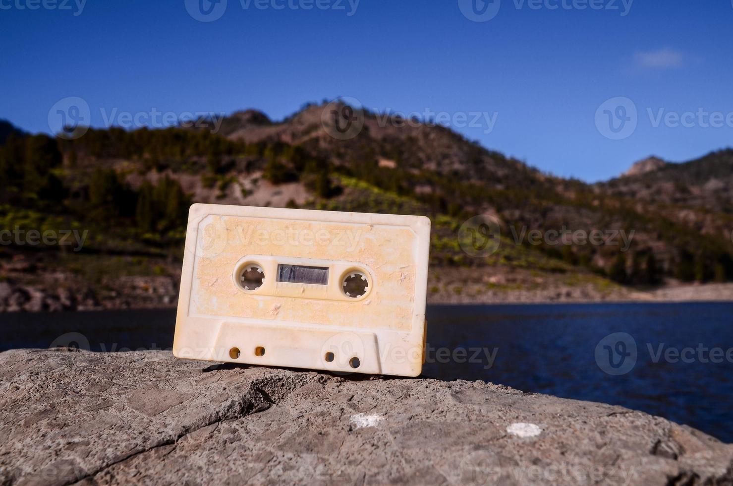 cinta de cassette en las rocas foto