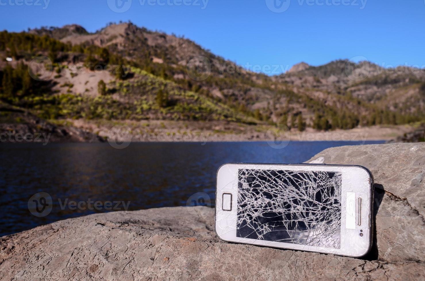 teléfono roto en las rocas foto
