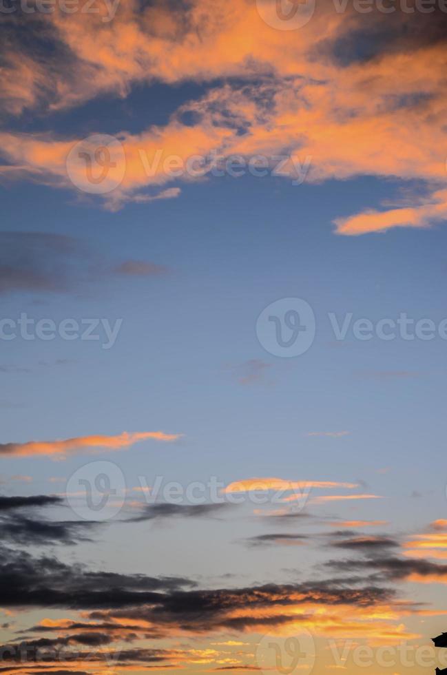 cielo sobre la puesta de sol foto