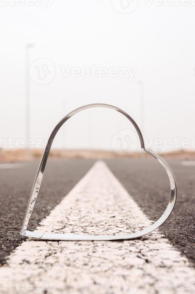 forma de corazón de metal en la carretera foto