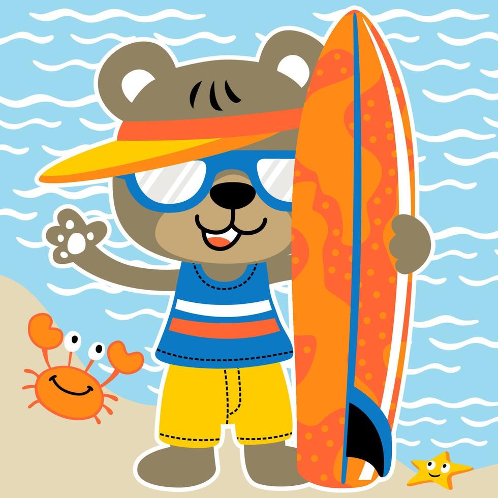 lindo oso sosteniendo tabla de surf con animales marinos en la playa, ilustración de dibujos animados vectoriales vector