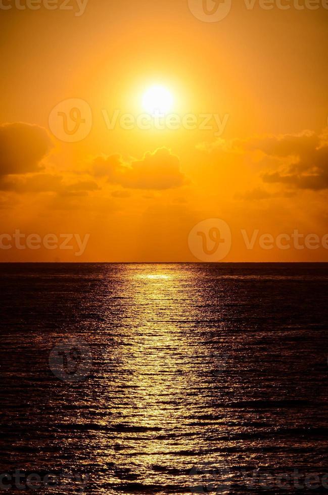 océano sobre la puesta de sol foto