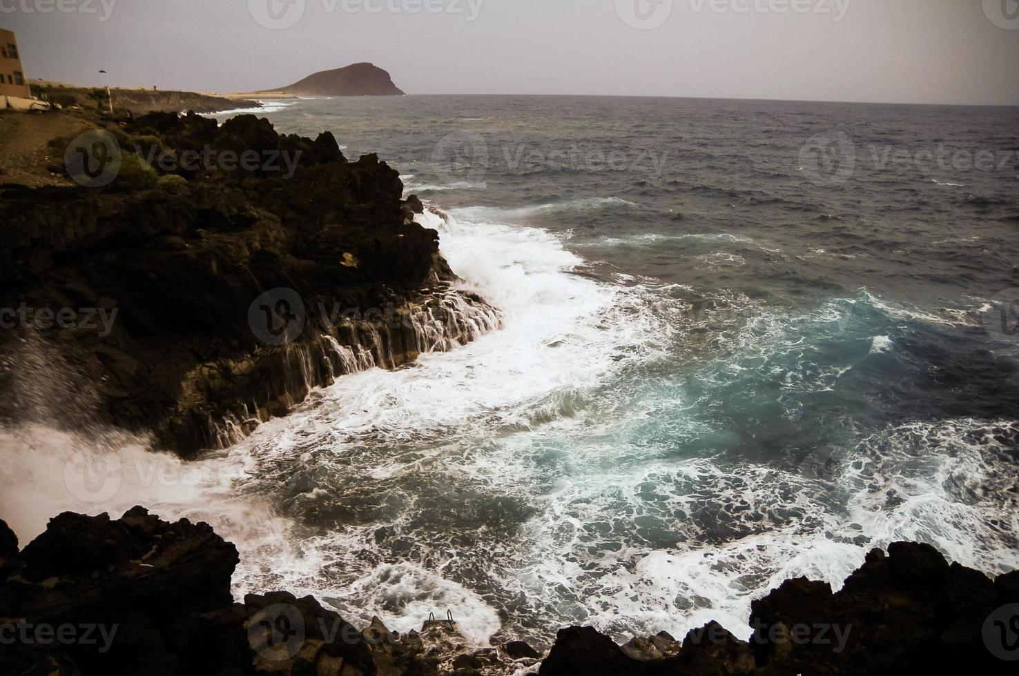 olas del mar golpeando rocas foto