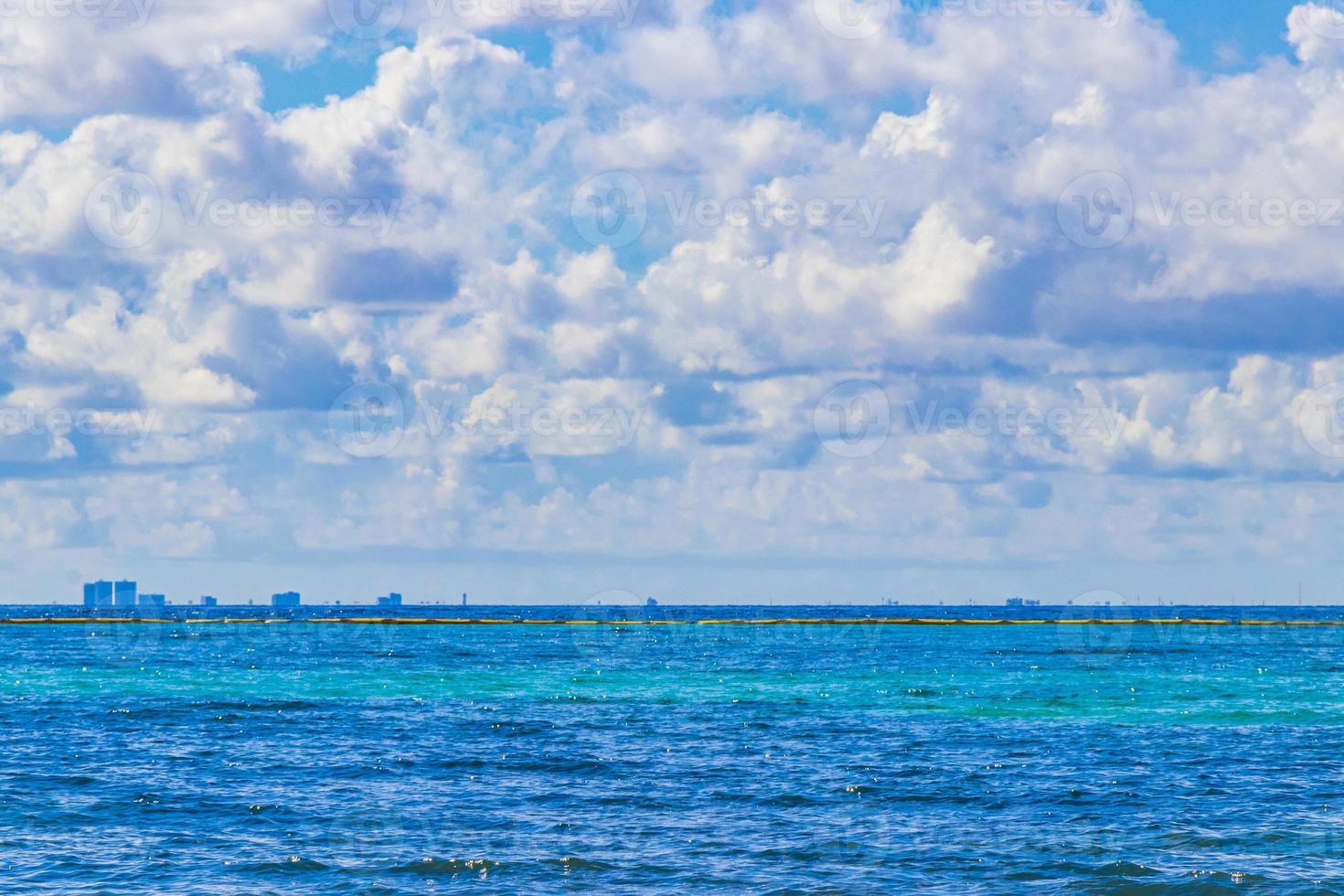 vista panorámica del paisaje tropical al paisaje urbano de la isla de cozumel méxico. foto