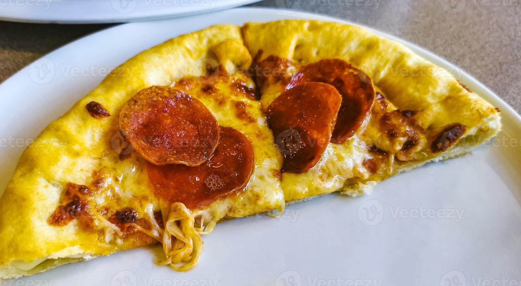 pizza de pepperoni con salami gordo en pizza hut en costa rica. foto