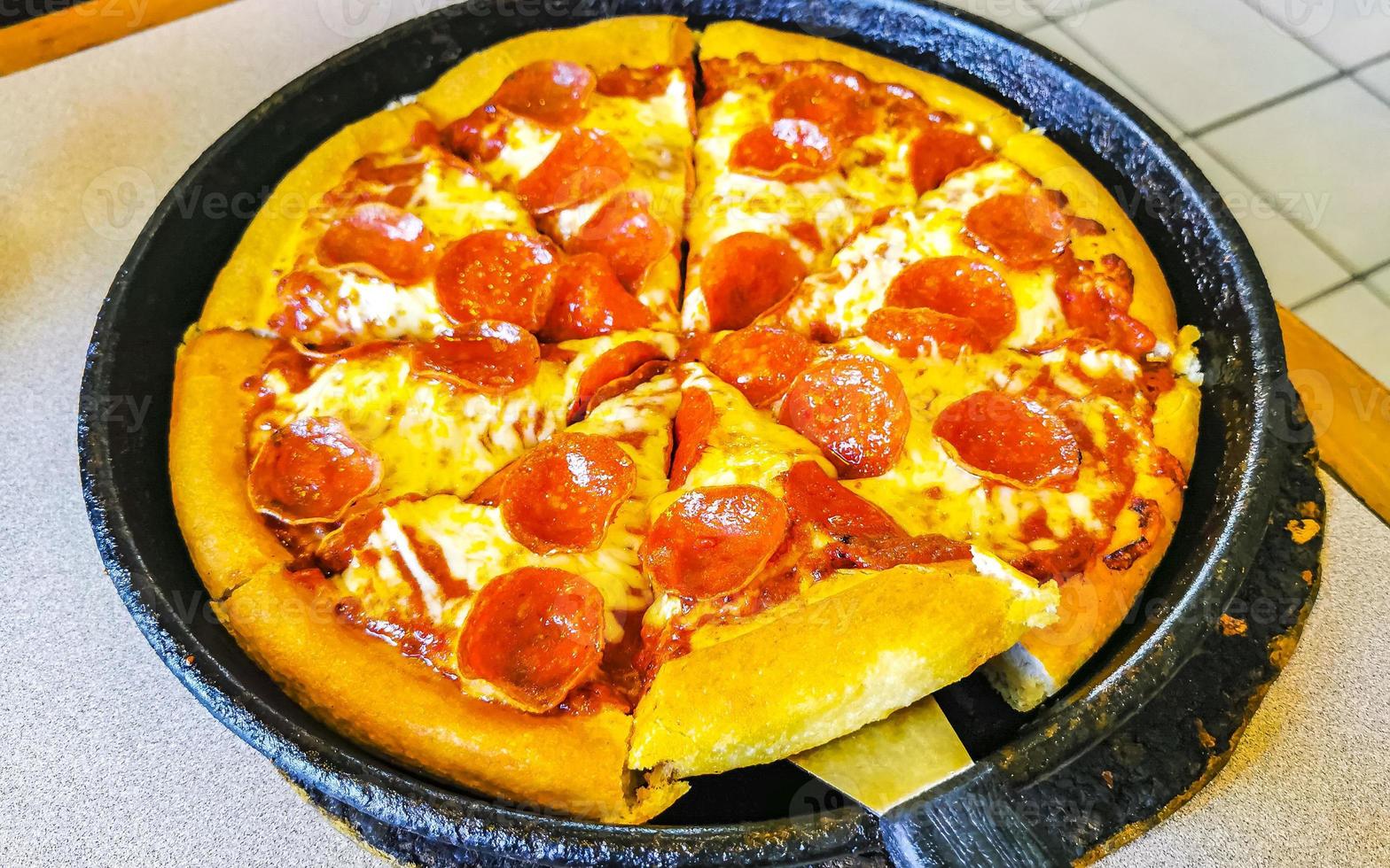 pizza de pepperoni con salami gordo en pizza hut en costa rica. foto