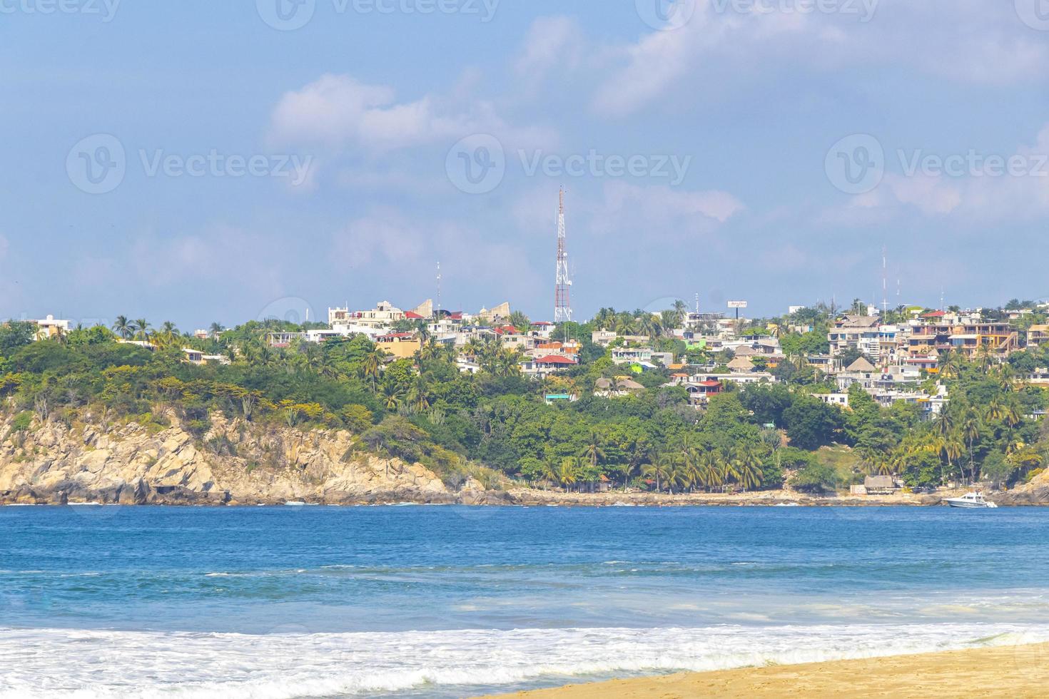 playa arena agua azul enorme surfista olas puerto escondido mexico. foto