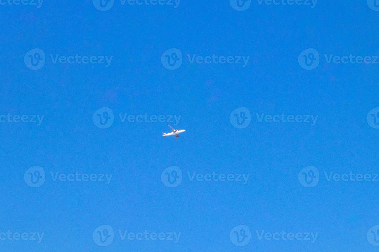 avión vuela sobre puerto escondido méxico con cielo azul. foto