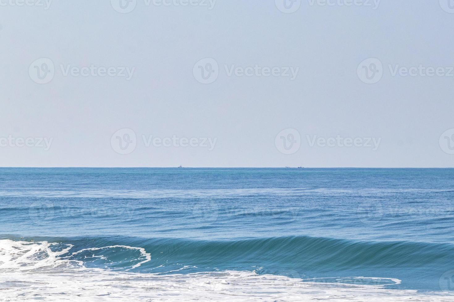 enormes olas de surfistas en la playa puerto escondido méxico. foto