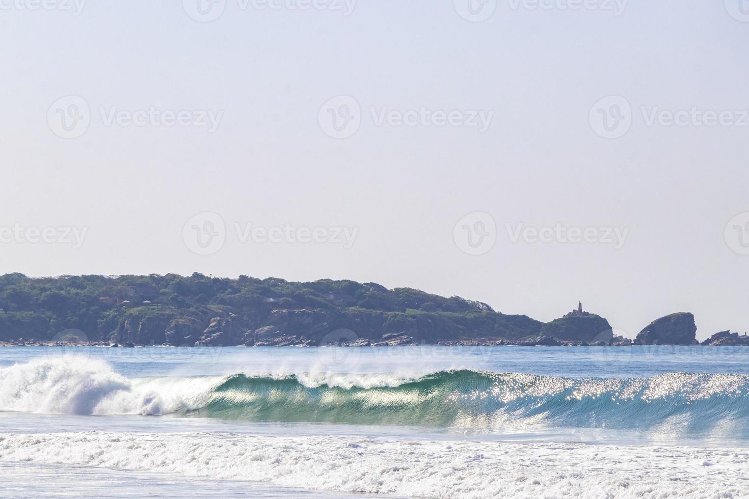 Extremadamente enormes grandes olas surfista playa la punta zicatela méxico. foto