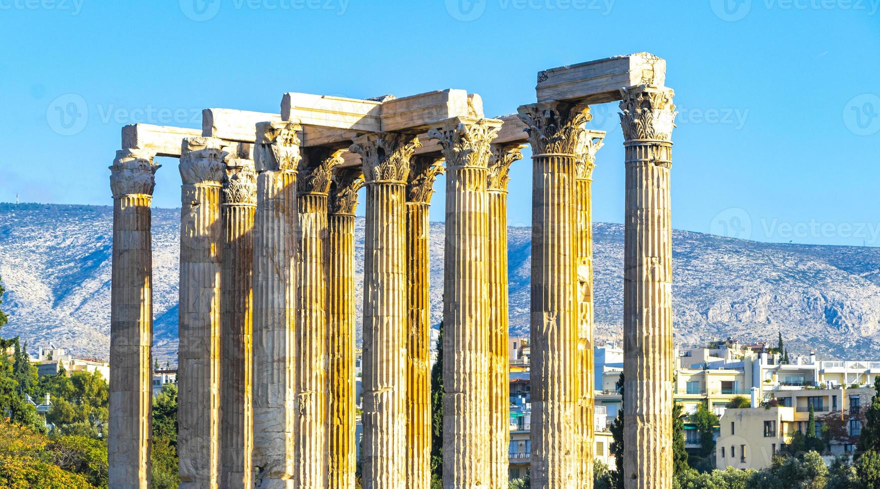 olympieion edificios históricos y ruinas de un templo atenas grecia. foto