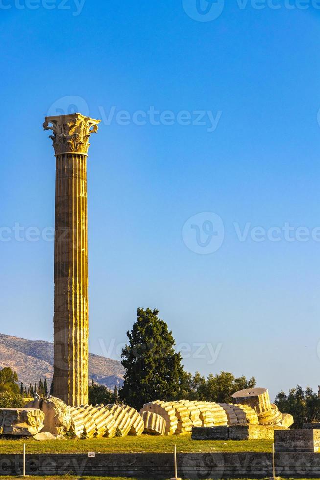 olympieion edificios históricos y ruinas de un templo atenas grecia. foto