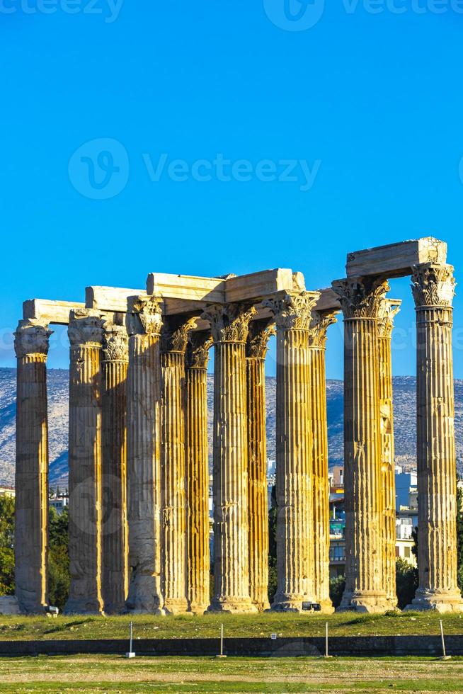 olympieion edificios históricos y ruinas de un templo atenas grecia. foto