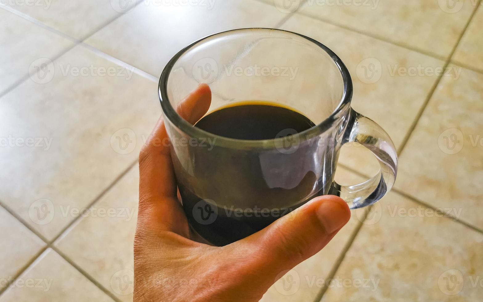 Taza de cristal de café negro de México sobre fondo de madera. foto