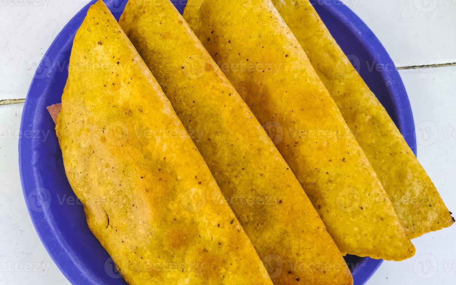 empanada mexicana en plato azul de playa del carmen mexico. foto