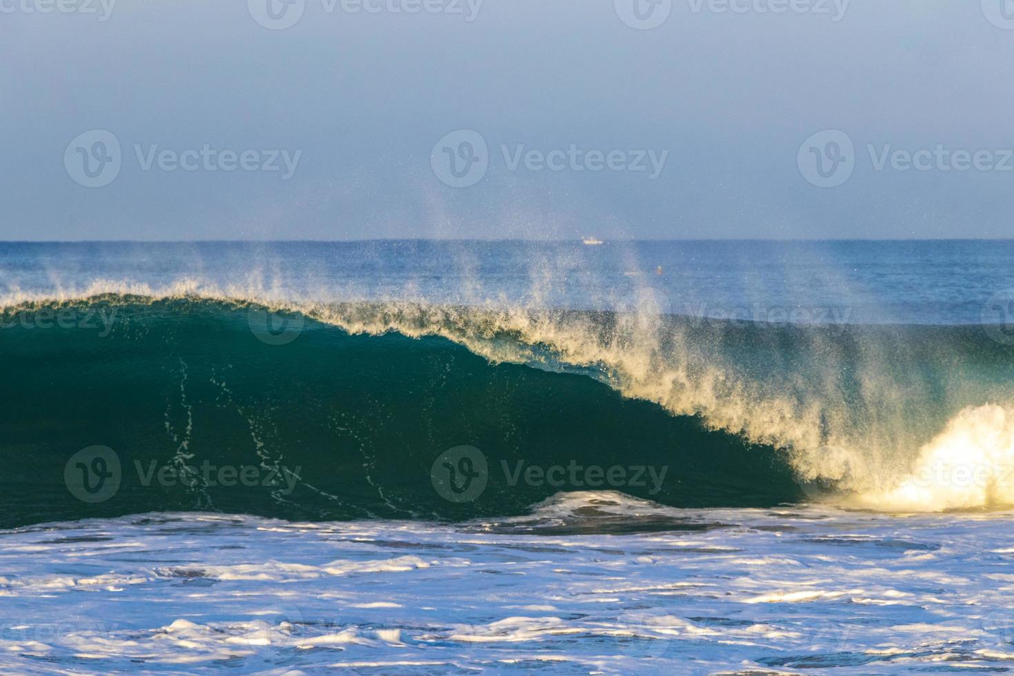 enormes olas de surfistas en la playa puerto escondido méxico. foto