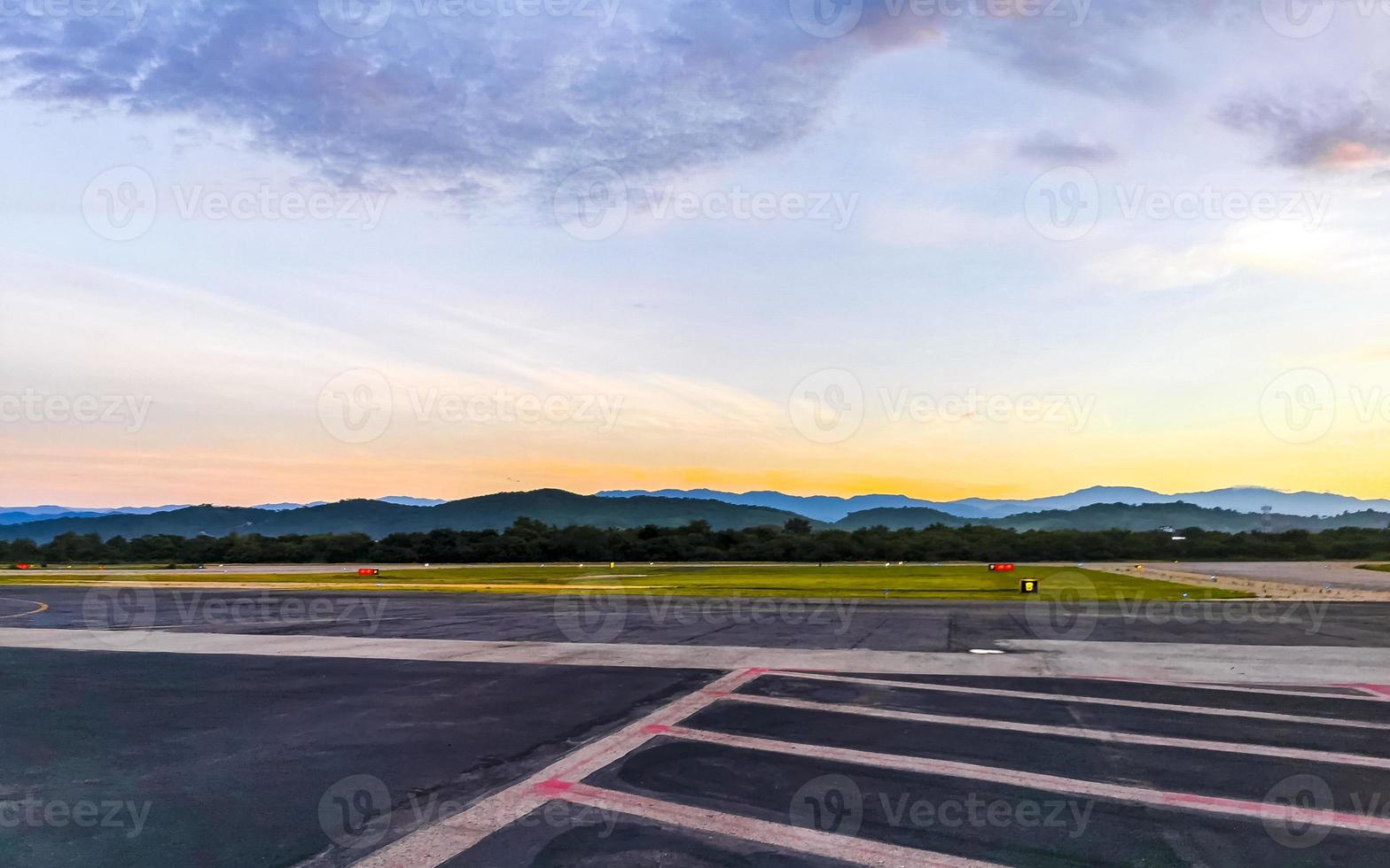 colorido amanecer en el aeropuerto con montañas en puerto escondido méxico. foto