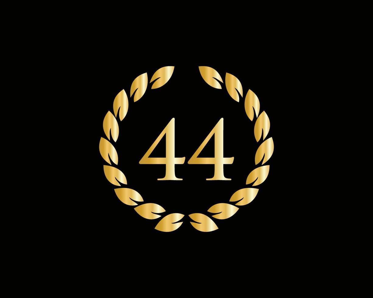 Logotipo de aniversario de 44 años con anillo dorado aislado en fondo negro, para cumpleaños, aniversario y celebración de la empresa vector