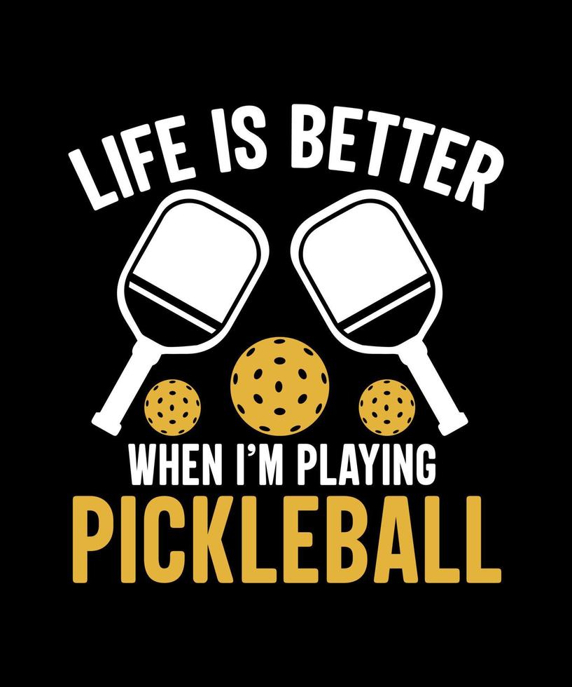 la vida es mejor cuando estoy jugando diseño de camiseta de pickleball vector