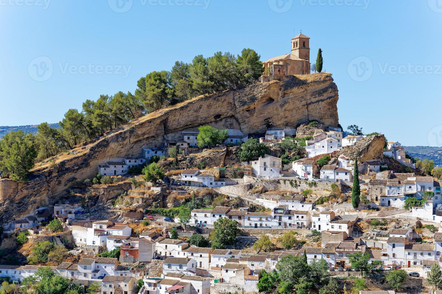 vista del pueblo blanco montefrio en españa considerado como uno de los mejores miradores del mundo. destino turistico vacaciones y vacaciones. viajar el mundo. Turismo rural. foto