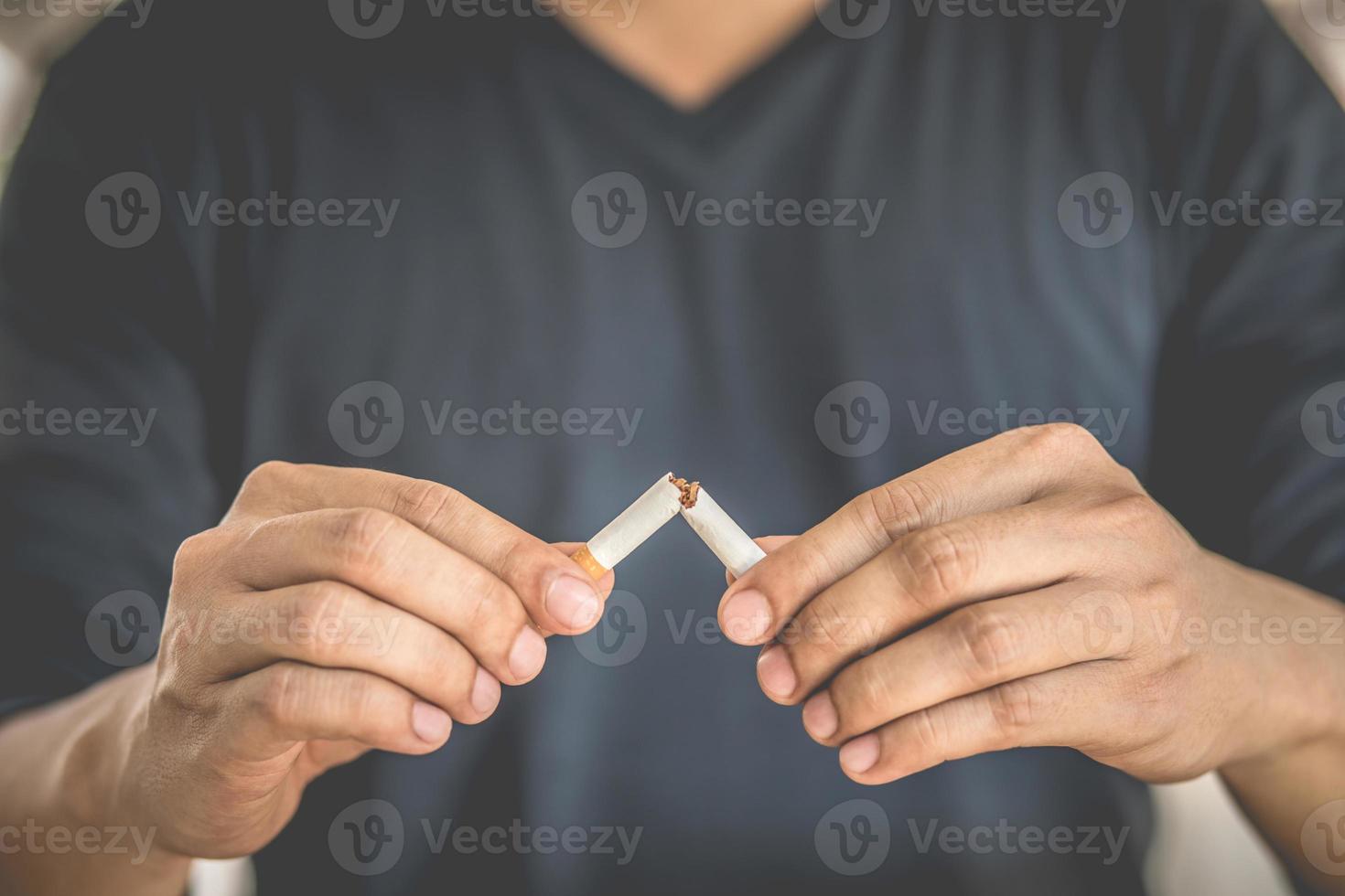 hombre que rechaza el concepto de cigarrillos para dejar de fumar y un estilo de vida saludable. o concepto de campaña para no fumar. foto