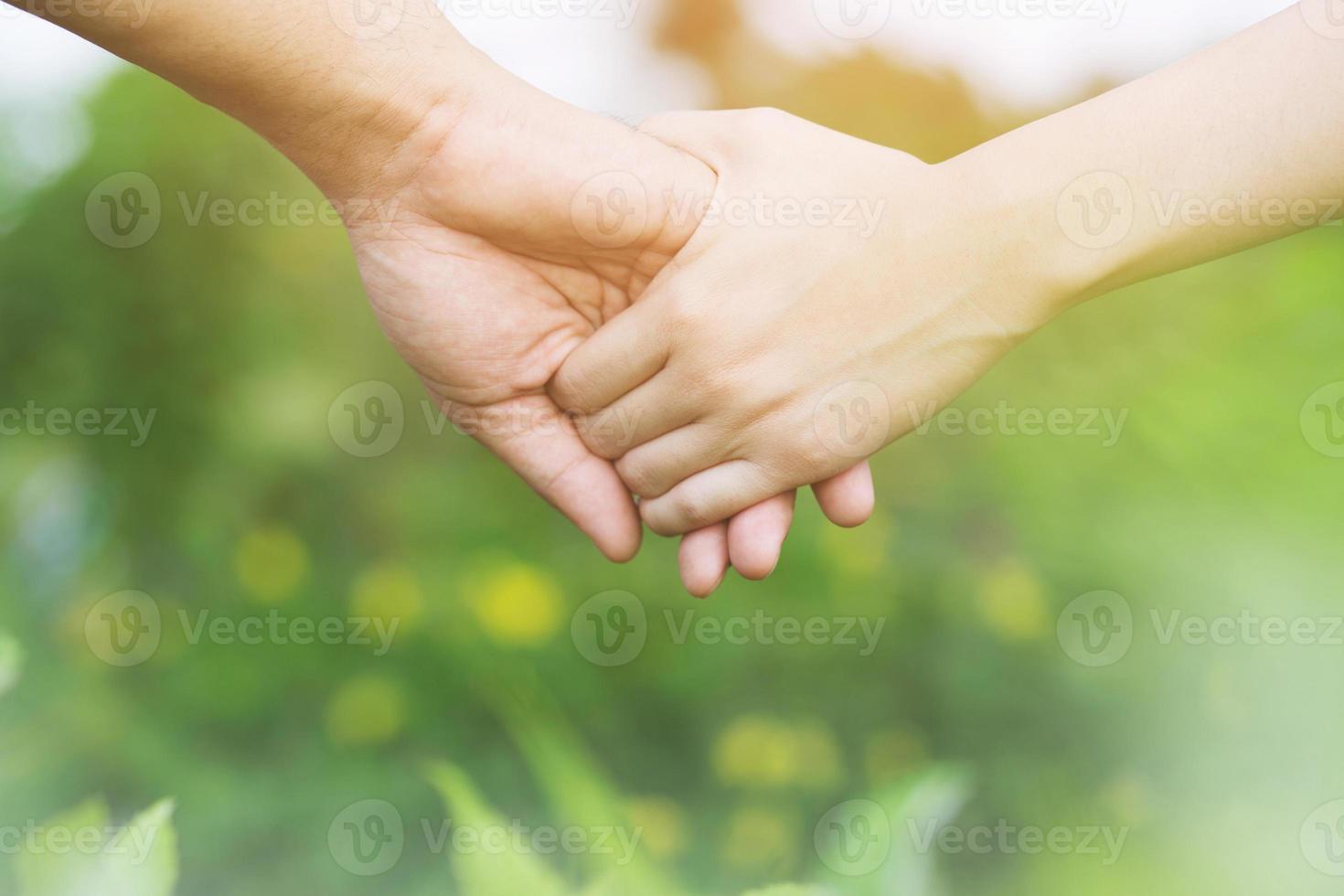 mujer y hombre dándose la mano, amor de pareja feliz en el jardín. concepto pareja amante día de san valentín. foto