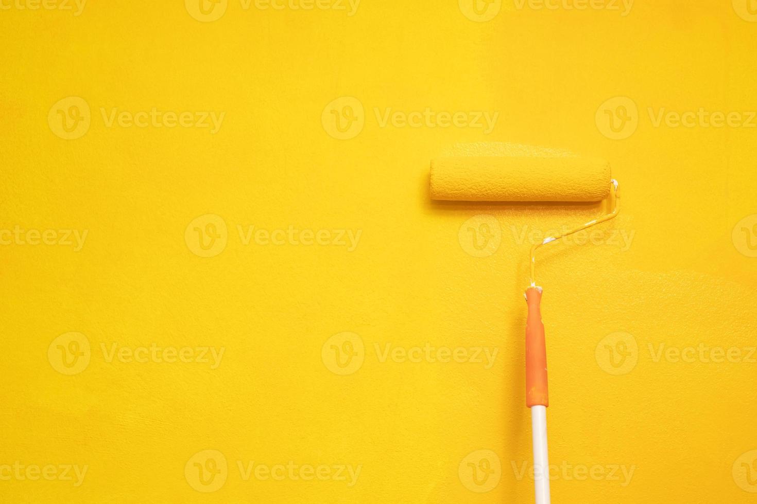 pintura con cepillo de rodillo, pintura de trabajador en el apartamento de pintura de pared de superficie foto