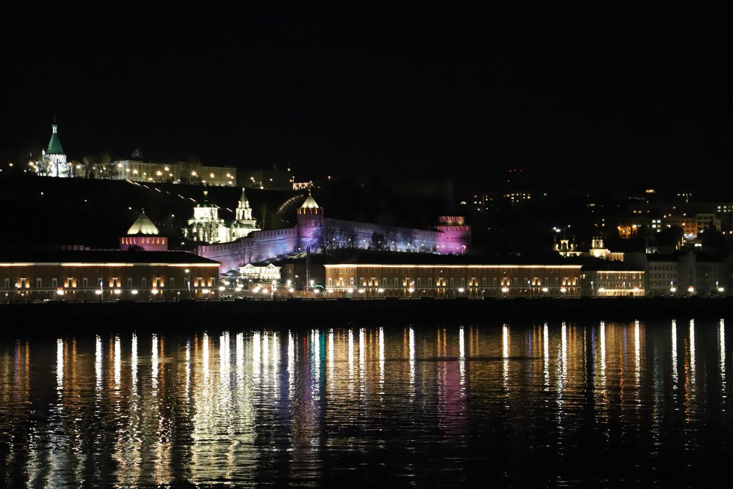 Nizhny Novgorod. Rusia. 29 de abril de 2022. vista nocturna del kremlin. desenfocado. foto